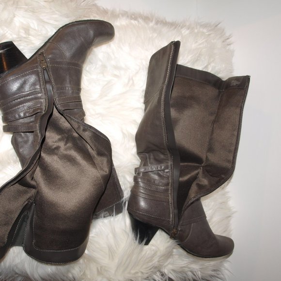 Grey medium length BARE TRAPS Boots - Picture 3 of 3